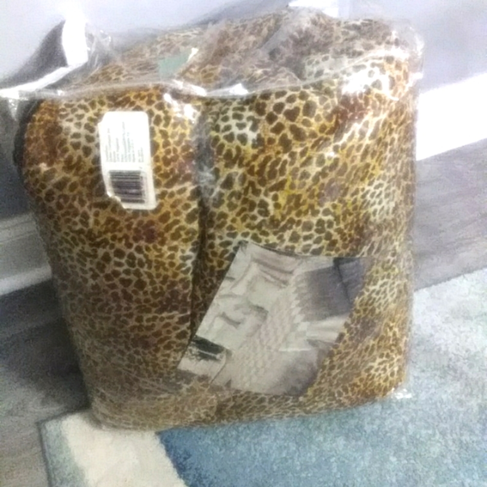 Comforter set and yes it's leopard print,